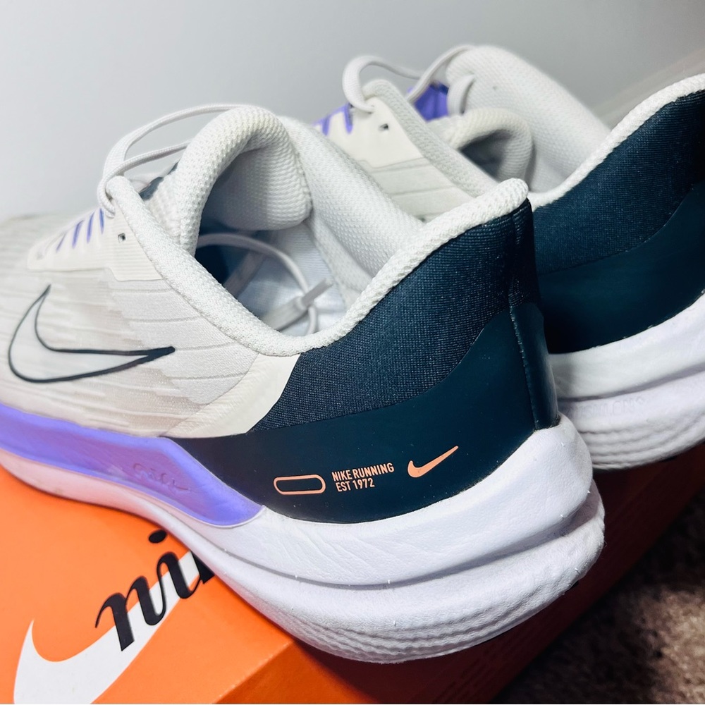 Tennis shoes